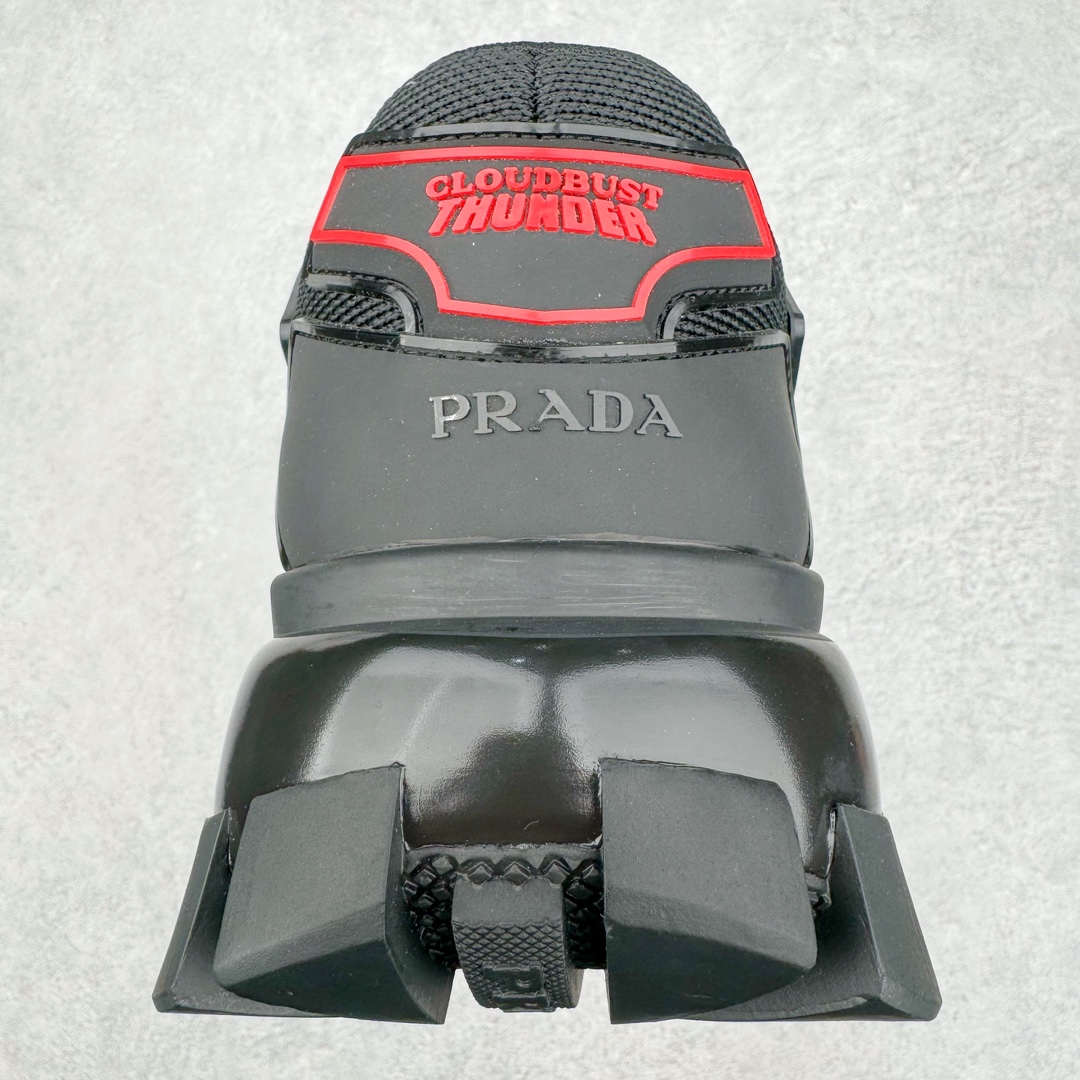 图片[8]-𝐏𝐑𝐀𝐃𝐀 普拉达春夏系列 专柜新款厚底松糕运动鞋系列外形是廓形设计 轮廓类似麦昆 厚底 鞋头饱满 宽版设计 底子是软弹那种 非常非常舒适 又觉得白色既运动 又可以休闲商务 日常便鞋最合适不过了 将艺术家Peterdepotter创作的标语纹样应用到鞋身设计加上了著名三角形徽标格外好看目普拉达 鞋面：布料进口防水降落伞 大底：TPU发泡大底 内里：进口羊皮内里 全新官方一致全套包装 尺码：35 36 37 38 39 40 41 42 43 44 45-选品中心