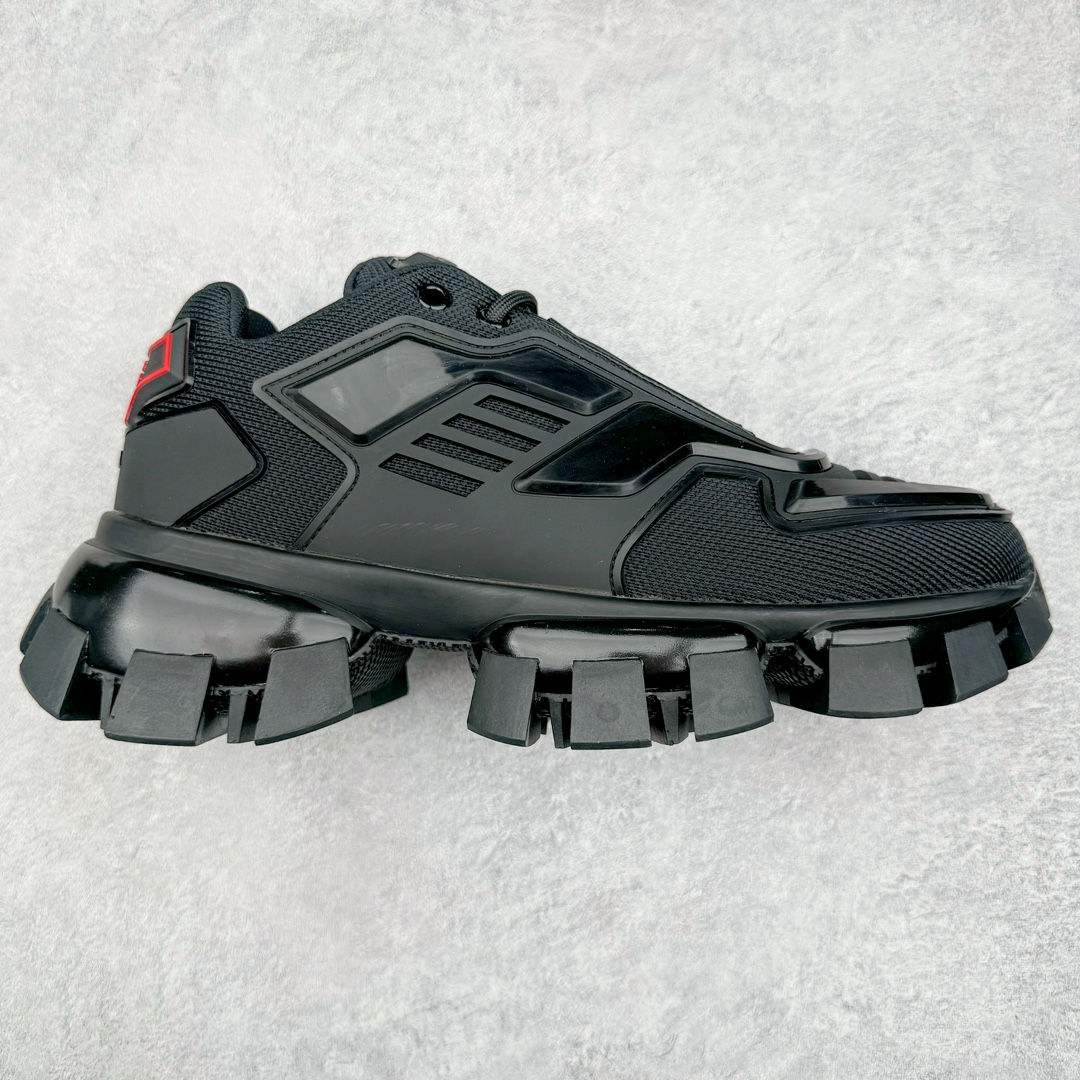 𝐏𝐑𝐀𝐃𝐀 普拉达春夏系列 专柜新款厚底松糕运动鞋系列外形是廓形设计 轮廓类似麦昆 厚底 鞋头饱满 宽版设计 底子是软弹那种 非常非常舒适 又觉得白色既运动 又可以休闲商务 日常便鞋最合适不过了 将艺术家Peterdepotter创作的标语纹样应用到鞋身设计加上了著名三角形徽标格外好看目普拉达 鞋面：布料进口防水降落伞 大底：TPU发泡大底 内里：进口羊皮内里 全新官方一致全套包装 尺码：35 36 37 38 39 40 41 42 43 44 45-选品中心