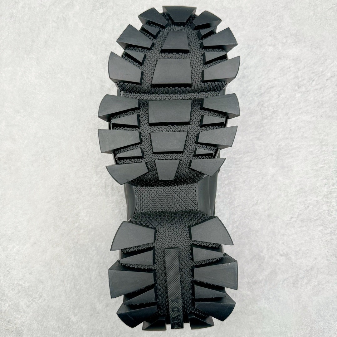 图片[9]-𝐏𝐑𝐀𝐃𝐀 普拉达春夏系列 专柜新款厚底松糕运动鞋系列外形是廓形设计 轮廓类似麦昆 厚底 鞋头饱满 宽版设计 底子是软弹那种 非常非常舒适 又觉得白色既运动 又可以休闲商务 日常便鞋最合适不过了 将艺术家Peterdepotter创作的标语纹样应用到鞋身设计加上了著名三角形徽标格外好看目普拉达 鞋面：布料进口防水降落伞 大底：TPU发泡大底 内里：进口羊皮内里 全新官方一致全套包装 尺码：35 36 37 38 39 40 41 42 43 44 45-选品中心