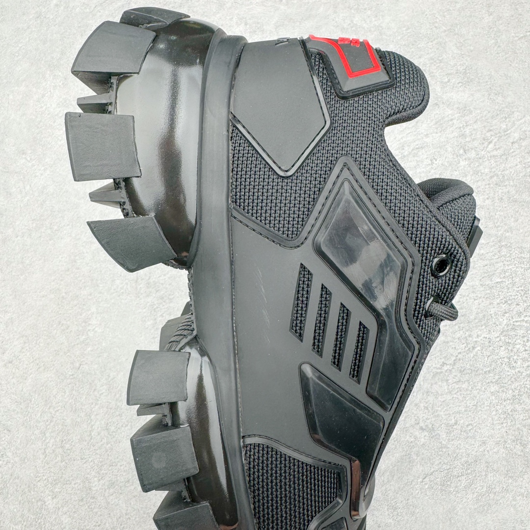 图片[5]-𝐏𝐑𝐀𝐃𝐀 普拉达春夏系列 专柜新款厚底松糕运动鞋系列外形是廓形设计 轮廓类似麦昆 厚底 鞋头饱满 宽版设计 底子是软弹那种 非常非常舒适 又觉得白色既运动 又可以休闲商务 日常便鞋最合适不过了 将艺术家Peterdepotter创作的标语纹样应用到鞋身设计加上了著名三角形徽标格外好看目普拉达 鞋面：布料进口防水降落伞 大底：TPU发泡大底 内里：进口羊皮内里 全新官方一致全套包装 尺码：35 36 37 38 39 40 41 42 43 44 45-选品中心