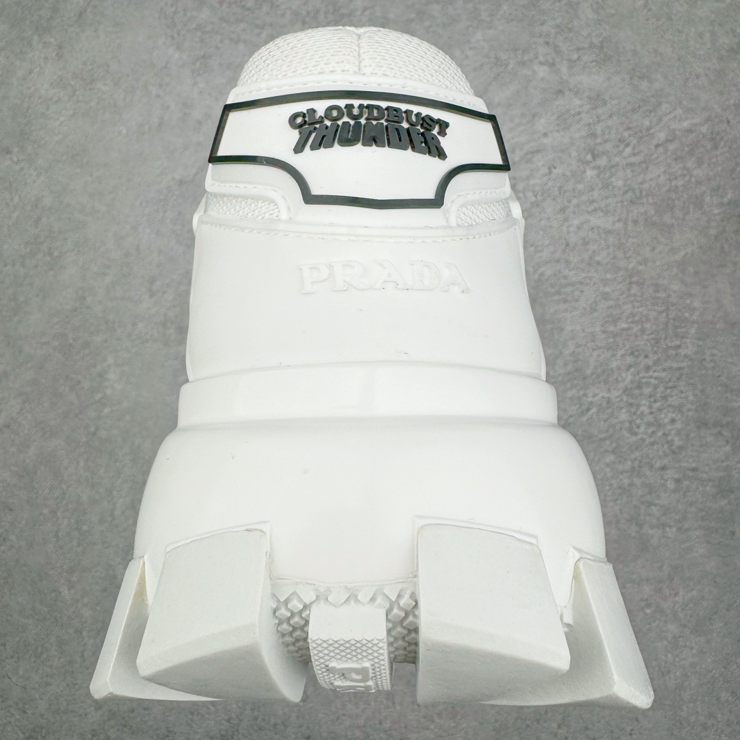 图片[8]-𝐏𝐑𝐀𝐃𝐀 普拉达春夏系列 专柜新款厚底松糕运动鞋系列外形是廓形设计 轮廓类似麦昆 厚底 鞋头饱满 宽版设计 底子是软弹那种 非常非常舒适 又觉得白色既运动 又可以休闲商务 日常便鞋最合适不过了 将艺术家Peterdepotter创作的标语纹样应用到鞋身设计加上了著名三角形徽标格外好看目普拉达 鞋面：布料进口防水降落伞 大底：TPU发泡大底 内里：进口羊皮内里 全新官方一致全套包装 尺码：35 36 37 38 39 40 41 42 43 44 45-选品中心