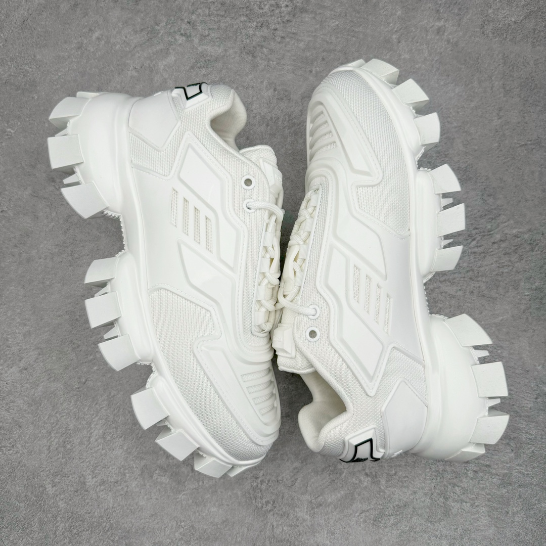 图片[3]-𝐏𝐑𝐀𝐃𝐀 普拉达春夏系列 专柜新款厚底松糕运动鞋系列外形是廓形设计 轮廓类似麦昆 厚底 鞋头饱满 宽版设计 底子是软弹那种 非常非常舒适 又觉得白色既运动 又可以休闲商务 日常便鞋最合适不过了 将艺术家Peterdepotter创作的标语纹样应用到鞋身设计加上了著名三角形徽标格外好看目普拉达 鞋面：布料进口防水降落伞 大底：TPU发泡大底 内里：进口羊皮内里 全新官方一致全套包装 尺码：35 36 37 38 39 40 41 42 43 44 45-选品中心