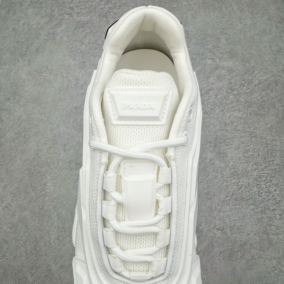 图片[5]-𝐏𝐑𝐀𝐃𝐀 普拉达春夏系列 专柜新款厚底松糕运动鞋系列外形是廓形设计 轮廓类似麦昆 厚底 鞋头饱满 宽版设计 底子是软弹那种 非常非常舒适 又觉得白色既运动 又可以休闲商务 日常便鞋最合适不过了 将艺术家Peterdepotter创作的标语纹样应用到鞋身设计加上了著名三角形徽标格外好看目普拉达 鞋面：布料进口防水降落伞 大底：TPU发泡大底 内里：进口羊皮内里 全新官方一致全套包装 尺码：35 36 37 38 39 40 41 42 43 44 45-选品中心