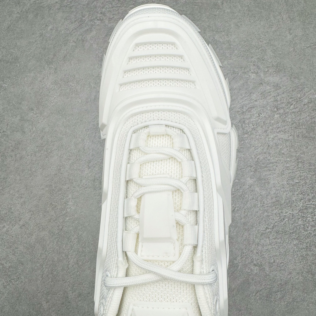 图片[4]-𝐏𝐑𝐀𝐃𝐀 普拉达春夏系列 专柜新款厚底松糕运动鞋系列外形是廓形设计 轮廓类似麦昆 厚底 鞋头饱满 宽版设计 底子是软弹那种 非常非常舒适 又觉得白色既运动 又可以休闲商务 日常便鞋最合适不过了 将艺术家Peterdepotter创作的标语纹样应用到鞋身设计加上了著名三角形徽标格外好看目普拉达 鞋面：布料进口防水降落伞 大底：TPU发泡大底 内里：进口羊皮内里 全新官方一致全套包装 尺码：35 36 37 38 39 40 41 42 43 44 45-选品中心