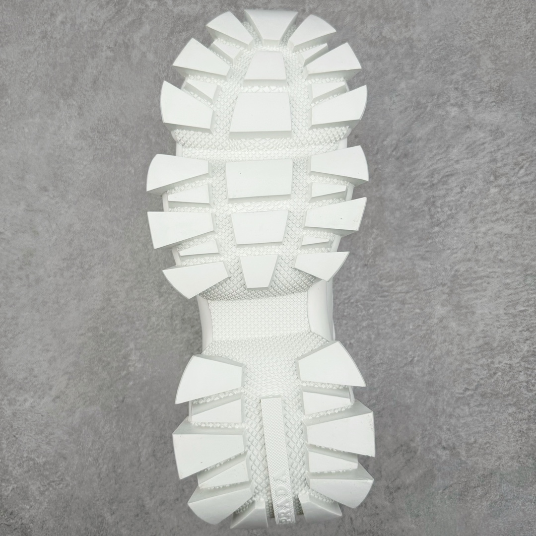 图片[9]-𝐏𝐑𝐀𝐃𝐀 普拉达春夏系列 专柜新款厚底松糕运动鞋系列外形是廓形设计 轮廓类似麦昆 厚底 鞋头饱满 宽版设计 底子是软弹那种 非常非常舒适 又觉得白色既运动 又可以休闲商务 日常便鞋最合适不过了 将艺术家Peterdepotter创作的标语纹样应用到鞋身设计加上了著名三角形徽标格外好看目普拉达 鞋面：布料进口防水降落伞 大底：TPU发泡大底 内里：进口羊皮内里 全新官方一致全套包装 尺码：35 36 37 38 39 40 41 42 43 44 45-选品中心