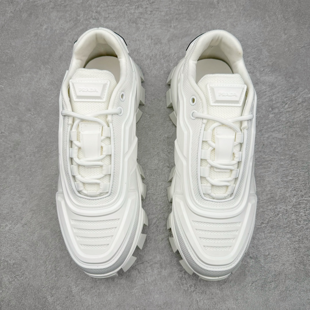 图片[2]-𝐏𝐑𝐀𝐃𝐀 普拉达春夏系列 专柜新款厚底松糕运动鞋系列外形是廓形设计 轮廓类似麦昆 厚底 鞋头饱满 宽版设计 底子是软弹那种 非常非常舒适 又觉得白色既运动 又可以休闲商务 日常便鞋最合适不过了 将艺术家Peterdepotter创作的标语纹样应用到鞋身设计加上了著名三角形徽标格外好看目普拉达 鞋面：布料进口防水降落伞 大底：TPU发泡大底 内里：进口羊皮内里 全新官方一致全套包装 尺码：35 36 37 38 39 40 41 42 43 44 45-选品中心