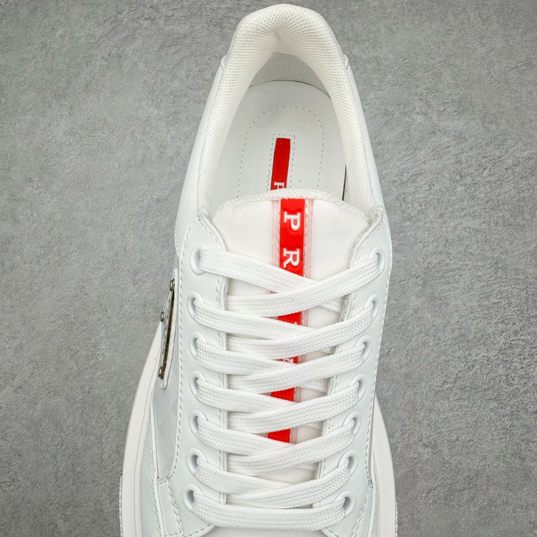 图片[5]-𝐏𝐑𝐀𝐃𝐀 普拉达春夏系列 专柜新款厚底松糕运动鞋系列外形是廓形设计 轮廓类似麦昆 厚底 鞋头饱满 宽版设计 底子是软弹那种 非常非常舒适 又觉得白色既运动 又可以休闲商务 日常便鞋最合适不过了 将艺术家Peterdepotter创作的标语纹样应用到鞋身设计加上了著名三角形徽标格外好看目普拉达 鞋面：布料进口防水降落伞 大底：TPU发泡大底 内里：进口羊皮内里 全新官方一致全套包装 尺码：35 36 37 38 39 40 41 42 43 44 45-选品中心