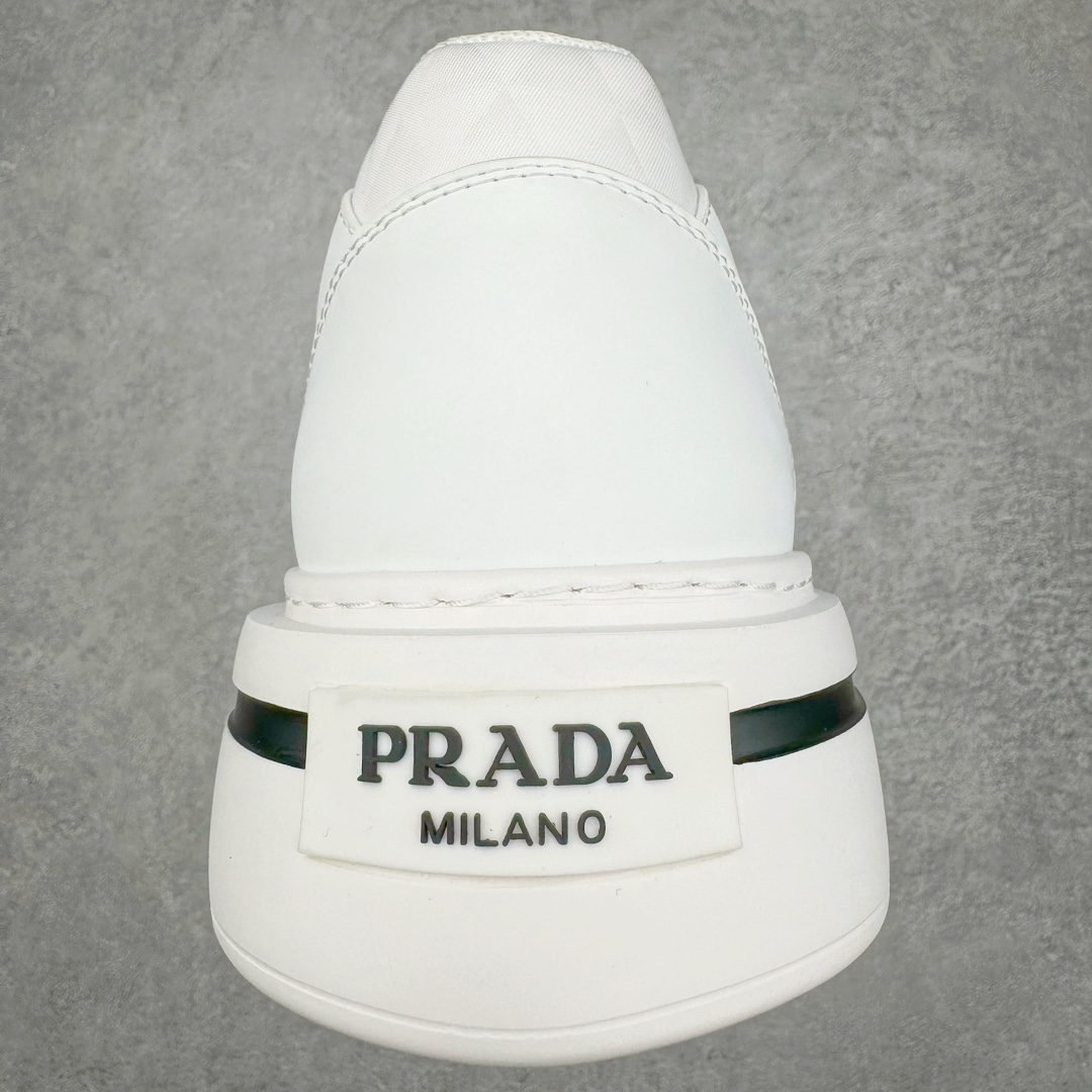 图片[8]-𝐏𝐑𝐀𝐃𝐀 普拉达春夏系列 专柜新款厚底松糕运动鞋系列外形是廓形设计 轮廓类似麦昆 厚底 鞋头饱满 宽版设计 底子是软弹那种 非常非常舒适 又觉得白色既运动 又可以休闲商务 日常便鞋最合适不过了 将艺术家Peterdepotter创作的标语纹样应用到鞋身设计加上了著名三角形徽标格外好看目普拉达 鞋面：布料进口防水降落伞 大底：TPU发泡大底 内里：进口羊皮内里 全新官方一致全套包装 尺码：35 36 37 38 39 40 41 42 43 44 45-选品中心