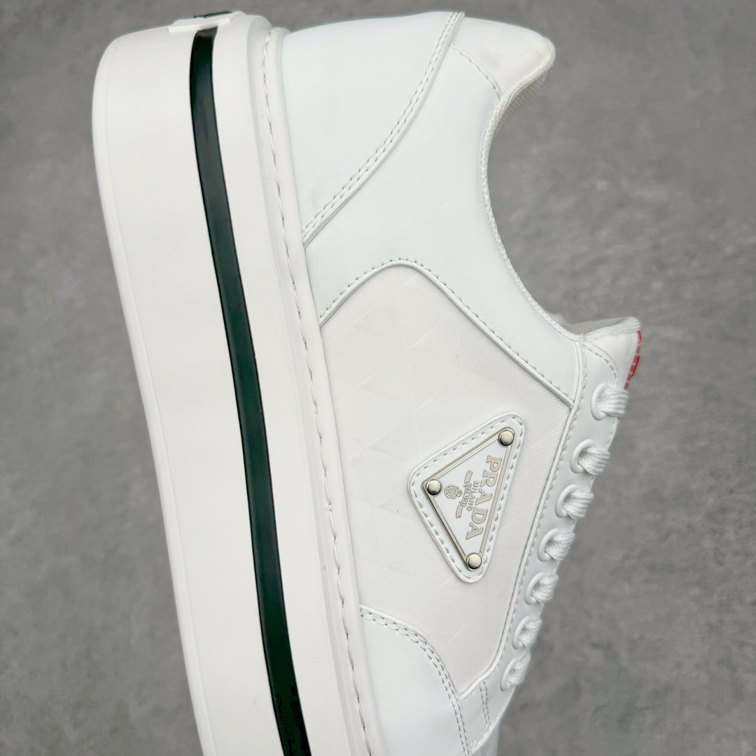 图片[6]-𝐏𝐑𝐀𝐃𝐀 普拉达春夏系列 专柜新款厚底松糕运动鞋系列外形是廓形设计 轮廓类似麦昆 厚底 鞋头饱满 宽版设计 底子是软弹那种 非常非常舒适 又觉得白色既运动 又可以休闲商务 日常便鞋最合适不过了 将艺术家Peterdepotter创作的标语纹样应用到鞋身设计加上了著名三角形徽标格外好看目普拉达 鞋面：布料进口防水降落伞 大底：TPU发泡大底 内里：进口羊皮内里 全新官方一致全套包装 尺码：35 36 37 38 39 40 41 42 43 44 45-选品中心