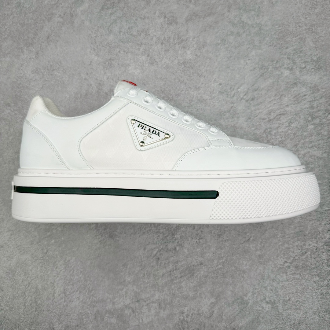 𝐏𝐑𝐀𝐃𝐀 普拉达春夏系列 专柜新款厚底松糕运动鞋系列外形是廓形设计 轮廓类似麦昆 厚底 鞋头饱满 宽版设计 底子是软弹那种 非常非常舒适 又觉得白色既运动 又可以休闲商务 日常便鞋最合适不过了 将艺术家Peterdepotter创作的标语纹样应用到鞋身设计加上了著名三角形徽标格外好看目普拉达 鞋面：布料进口防水降落伞 大底：TPU发泡大底 内里：进口羊皮内里 全新官方一致全套包装 尺码：35 36 37 38 39 40 41 42 43 44 45-选品中心