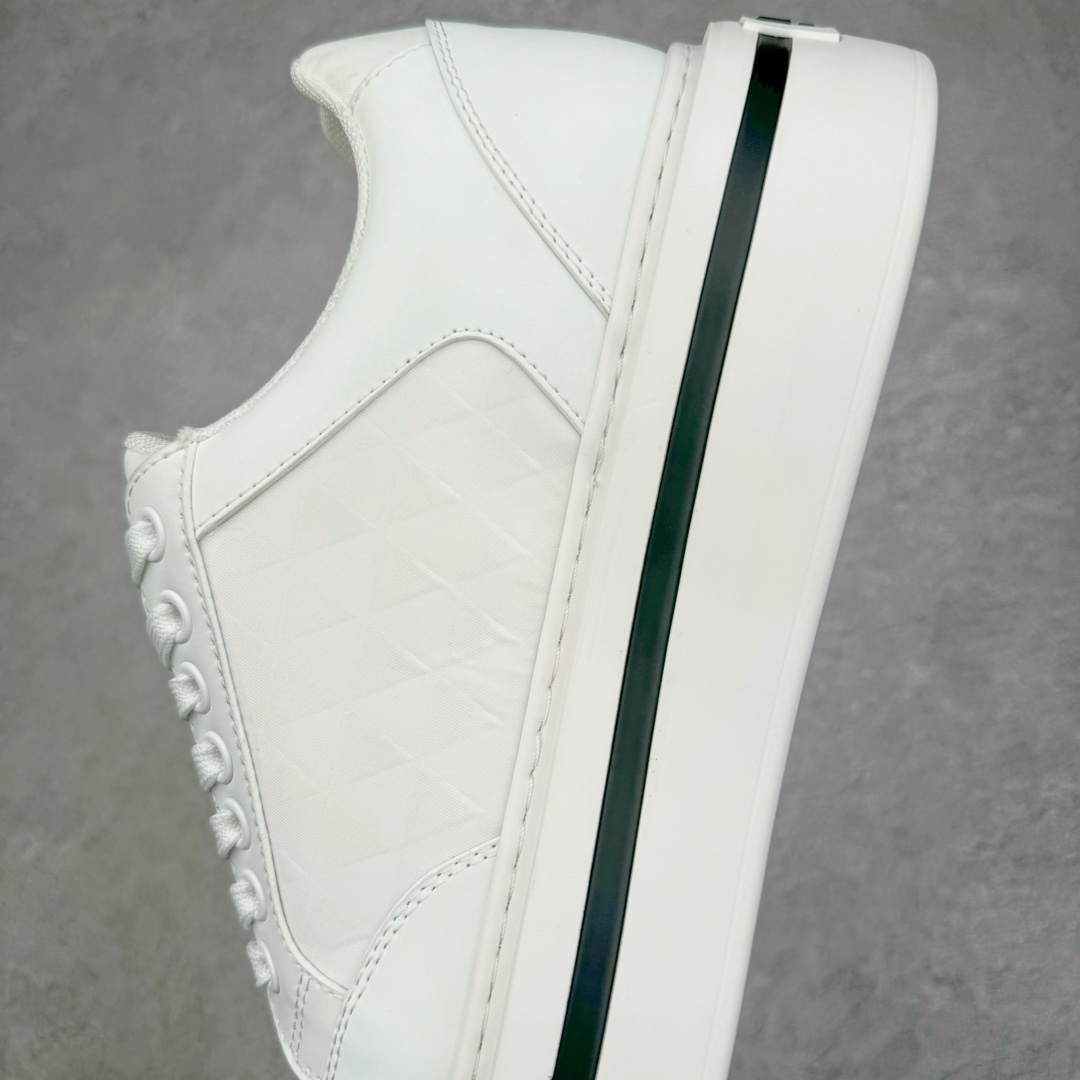 图片[7]-𝐏𝐑𝐀𝐃𝐀 普拉达春夏系列 专柜新款厚底松糕运动鞋系列外形是廓形设计 轮廓类似麦昆 厚底 鞋头饱满 宽版设计 底子是软弹那种 非常非常舒适 又觉得白色既运动 又可以休闲商务 日常便鞋最合适不过了 将艺术家Peterdepotter创作的标语纹样应用到鞋身设计加上了著名三角形徽标格外好看目普拉达 鞋面：布料进口防水降落伞 大底：TPU发泡大底 内里：进口羊皮内里 全新官方一致全套包装 尺码：35 36 37 38 39 40 41 42 43 44 45-选品中心