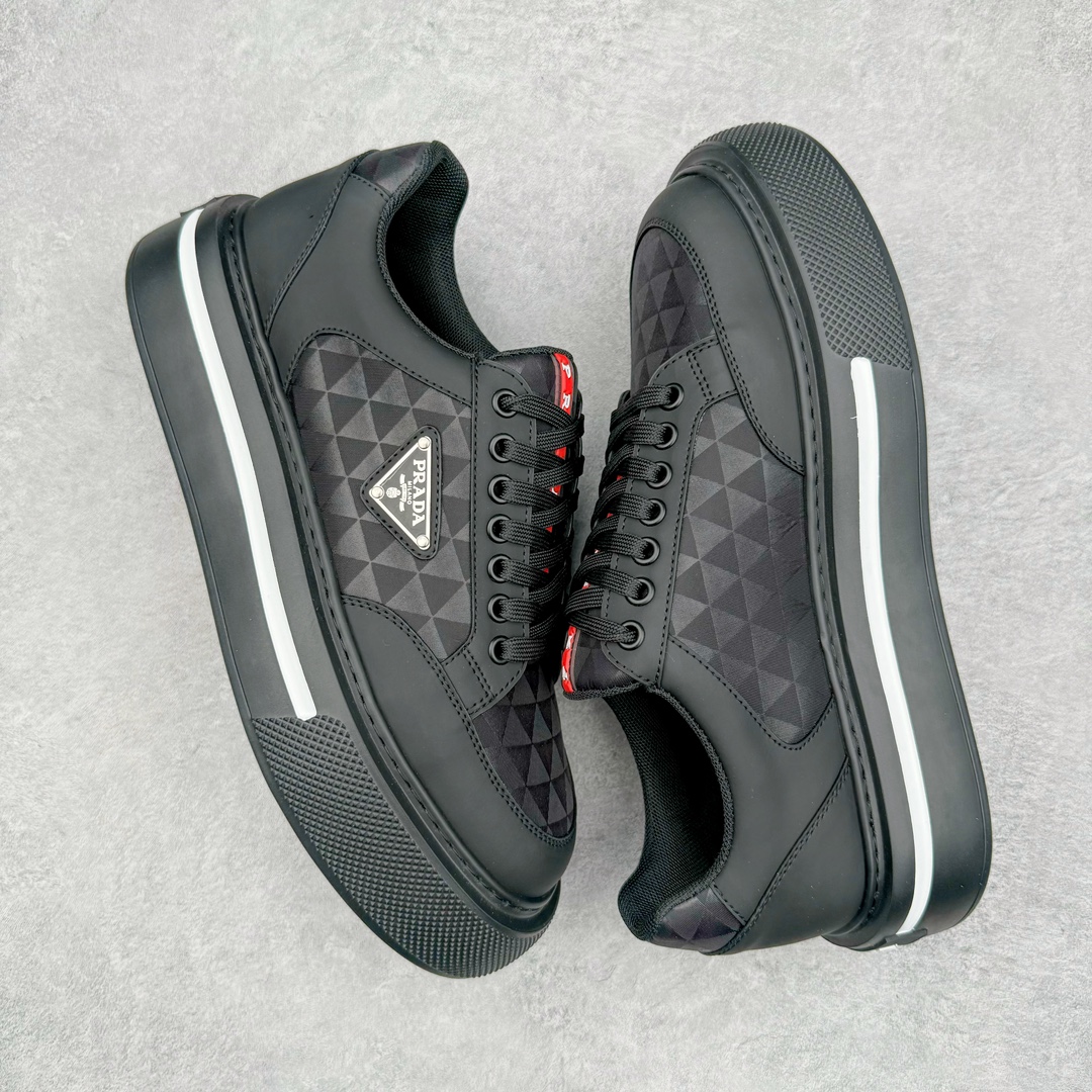 图片[3]-𝐏𝐑𝐀𝐃𝐀 普拉达春夏系列 专柜新款厚底松糕运动鞋系列外形是廓形设计 轮廓类似麦昆 厚底 鞋头饱满 宽版设计 底子是软弹那种 非常非常舒适 又觉得白色既运动 又可以休闲商务 日常便鞋最合适不过了 将艺术家Peterdepotter创作的标语纹样应用到鞋身设计加上了著名三角形徽标格外好看目普拉达 鞋面：布料进口防水降落伞 大底：TPU发泡大底 内里：进口羊皮内里 全新官方一致全套包装 尺码：35 36 37 38 39 40 41 42 43 44 45-选品中心