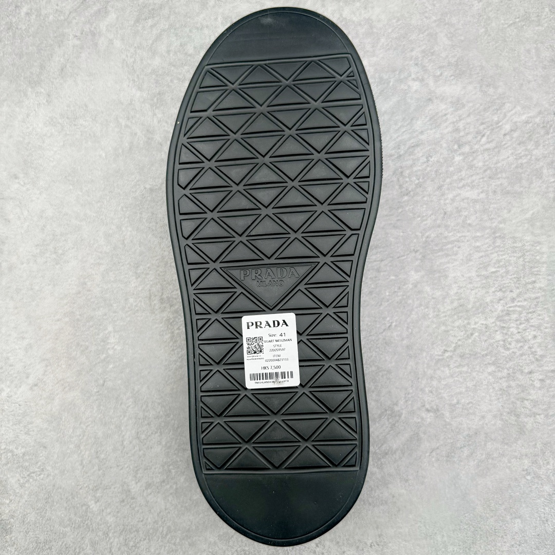 图片[9]-𝐏𝐑𝐀𝐃𝐀 普拉达春夏系列 专柜新款厚底松糕运动鞋系列外形是廓形设计 轮廓类似麦昆 厚底 鞋头饱满 宽版设计 底子是软弹那种 非常非常舒适 又觉得白色既运动 又可以休闲商务 日常便鞋最合适不过了 将艺术家Peterdepotter创作的标语纹样应用到鞋身设计加上了著名三角形徽标格外好看目普拉达 鞋面：布料进口防水降落伞 大底：TPU发泡大底 内里：进口羊皮内里 全新官方一致全套包装 尺码：35 36 37 38 39 40 41 42 43 44 45-选品中心