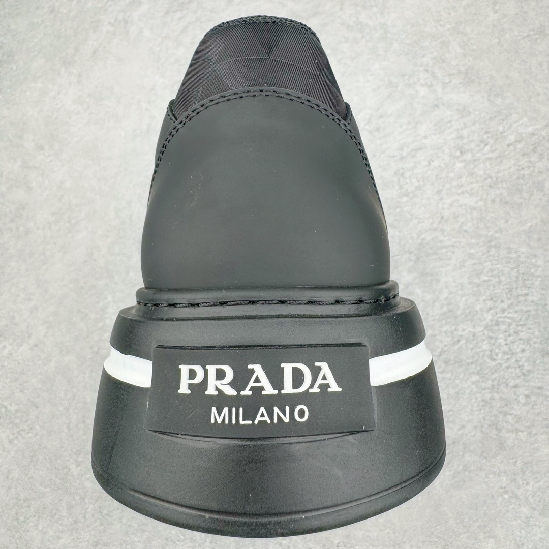 图片[8]-𝐏𝐑𝐀𝐃𝐀 普拉达春夏系列 专柜新款厚底松糕运动鞋系列外形是廓形设计 轮廓类似麦昆 厚底 鞋头饱满 宽版设计 底子是软弹那种 非常非常舒适 又觉得白色既运动 又可以休闲商务 日常便鞋最合适不过了 将艺术家Peterdepotter创作的标语纹样应用到鞋身设计加上了著名三角形徽标格外好看目普拉达 鞋面：布料进口防水降落伞 大底：TPU发泡大底 内里：进口羊皮内里 全新官方一致全套包装 尺码：35 36 37 38 39 40 41 42 43 44 45-选品中心