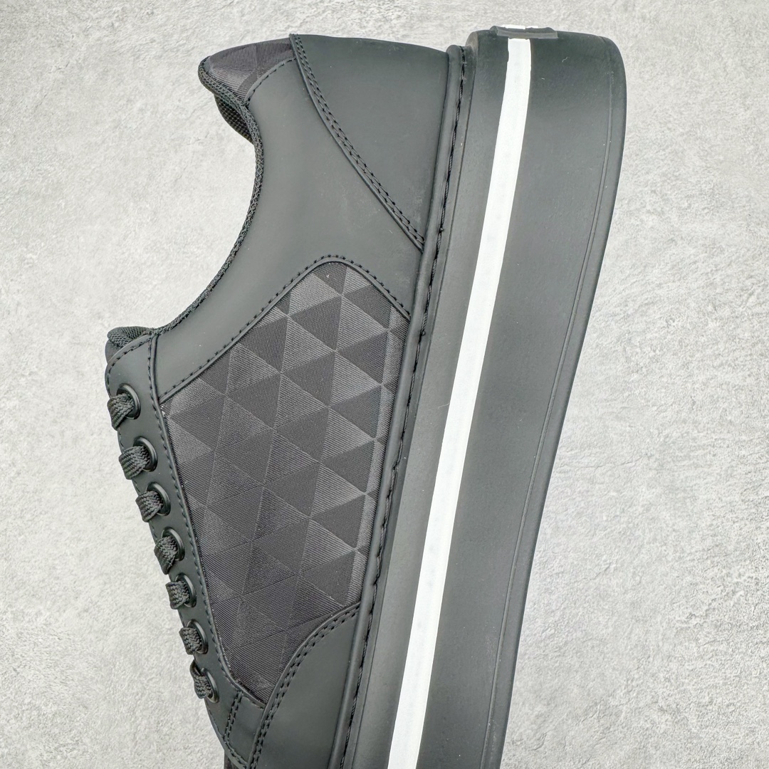 图片[7]-𝐏𝐑𝐀𝐃𝐀 普拉达春夏系列 专柜新款厚底松糕运动鞋系列外形是廓形设计 轮廓类似麦昆 厚底 鞋头饱满 宽版设计 底子是软弹那种 非常非常舒适 又觉得白色既运动 又可以休闲商务 日常便鞋最合适不过了 将艺术家Peterdepotter创作的标语纹样应用到鞋身设计加上了著名三角形徽标格外好看目普拉达 鞋面：布料进口防水降落伞 大底：TPU发泡大底 内里：进口羊皮内里 全新官方一致全套包装 尺码：35 36 37 38 39 40 41 42 43 44 45-选品中心