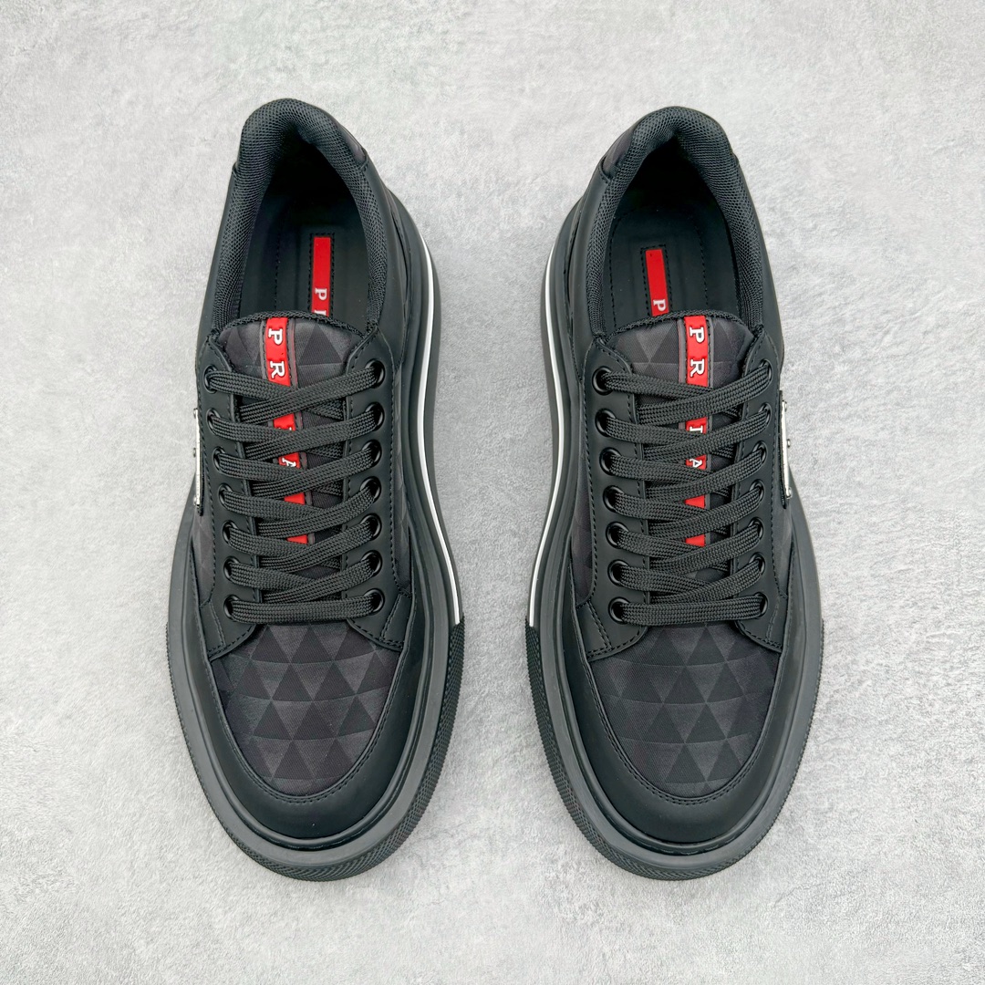 图片[2]-𝐏𝐑𝐀𝐃𝐀 普拉达春夏系列 专柜新款厚底松糕运动鞋系列外形是廓形设计 轮廓类似麦昆 厚底 鞋头饱满 宽版设计 底子是软弹那种 非常非常舒适 又觉得白色既运动 又可以休闲商务 日常便鞋最合适不过了 将艺术家Peterdepotter创作的标语纹样应用到鞋身设计加上了著名三角形徽标格外好看目普拉达 鞋面：布料进口防水降落伞 大底：TPU发泡大底 内里：进口羊皮内里 全新官方一致全套包装 尺码：35 36 37 38 39 40 41 42 43 44 45-选品中心