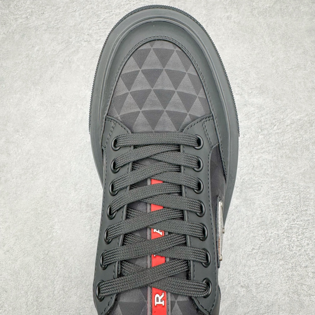 图片[4]-𝐏𝐑𝐀𝐃𝐀 普拉达春夏系列 专柜新款厚底松糕运动鞋系列外形是廓形设计 轮廓类似麦昆 厚底 鞋头饱满 宽版设计 底子是软弹那种 非常非常舒适 又觉得白色既运动 又可以休闲商务 日常便鞋最合适不过了 将艺术家Peterdepotter创作的标语纹样应用到鞋身设计加上了著名三角形徽标格外好看目普拉达 鞋面：布料进口防水降落伞 大底：TPU发泡大底 内里：进口羊皮内里 全新官方一致全套包装 尺码：35 36 37 38 39 40 41 42 43 44 45-选品中心