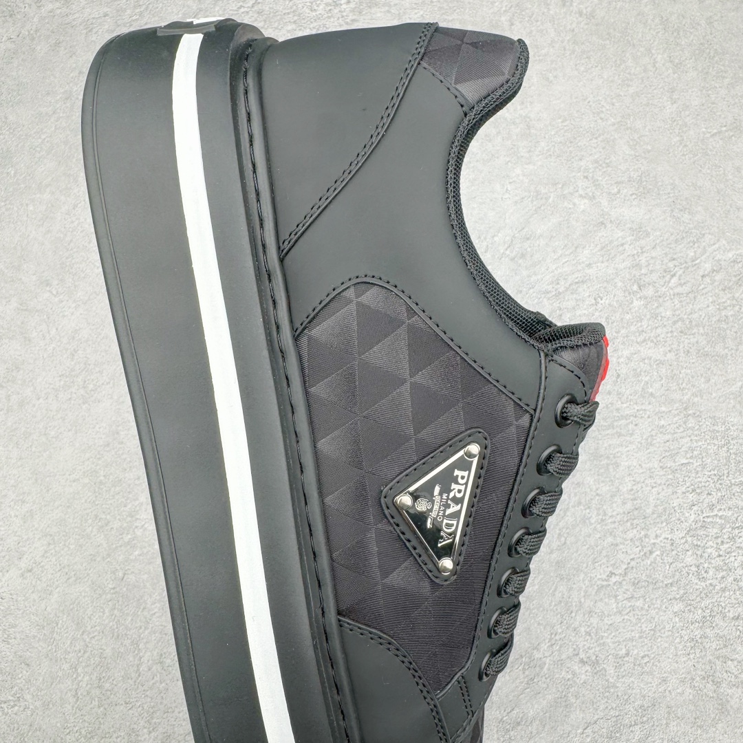 图片[6]-𝐏𝐑𝐀𝐃𝐀 普拉达春夏系列 专柜新款厚底松糕运动鞋系列外形是廓形设计 轮廓类似麦昆 厚底 鞋头饱满 宽版设计 底子是软弹那种 非常非常舒适 又觉得白色既运动 又可以休闲商务 日常便鞋最合适不过了 将艺术家Peterdepotter创作的标语纹样应用到鞋身设计加上了著名三角形徽标格外好看目普拉达 鞋面：布料进口防水降落伞 大底：TPU发泡大底 内里：进口羊皮内里 全新官方一致全套包装 尺码：35 36 37 38 39 40 41 42 43 44 45-选品中心