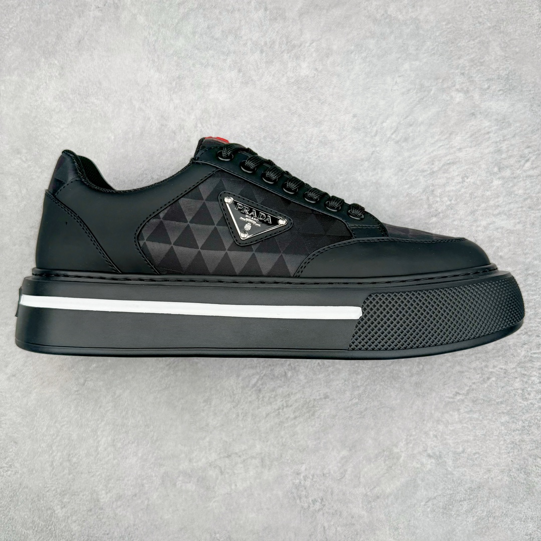 𝐏𝐑𝐀𝐃𝐀 普拉达春夏系列 专柜新款厚底松糕运动鞋系列外形是廓形设计 轮廓类似麦昆 厚底 鞋头饱满 宽版设计 底子是软弹那种 非常非常舒适 又觉得白色既运动 又可以休闲商务 日常便鞋最合适不过了 将艺术家Peterdepotter创作的标语纹样应用到鞋身设计加上了著名三角形徽标格外好看目普拉达 鞋面：布料进口防水降落伞 大底：TPU发泡大底 内里：进口羊皮内里 全新官方一致全套包装 尺码：35 36 37 38 39 40 41 42 43 44 45-选品中心