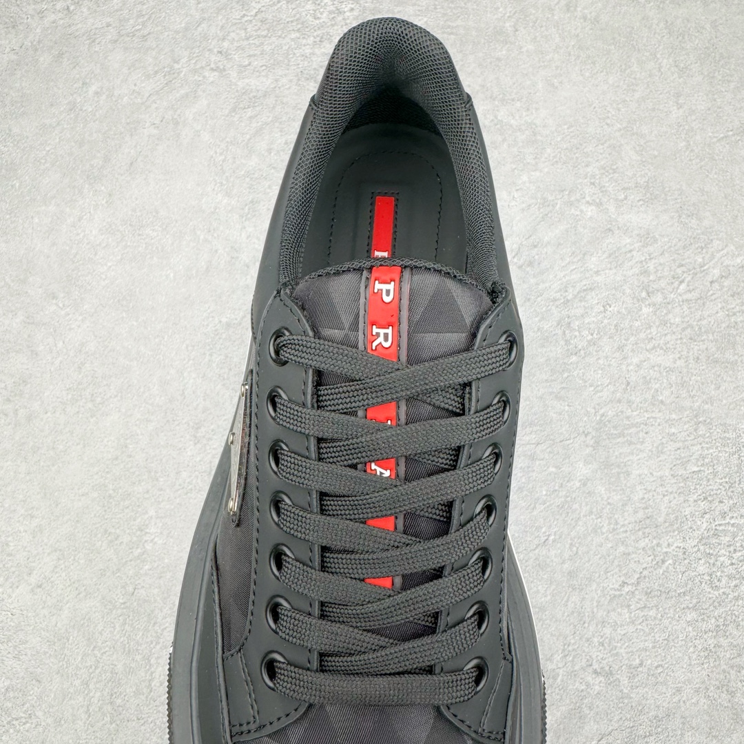 图片[5]-𝐏𝐑𝐀𝐃𝐀 普拉达春夏系列 专柜新款厚底松糕运动鞋系列外形是廓形设计 轮廓类似麦昆 厚底 鞋头饱满 宽版设计 底子是软弹那种 非常非常舒适 又觉得白色既运动 又可以休闲商务 日常便鞋最合适不过了 将艺术家Peterdepotter创作的标语纹样应用到鞋身设计加上了著名三角形徽标格外好看目普拉达 鞋面：布料进口防水降落伞 大底：TPU发泡大底 内里：进口羊皮内里 全新官方一致全套包装 尺码：35 36 37 38 39 40 41 42 43 44 45-选品中心