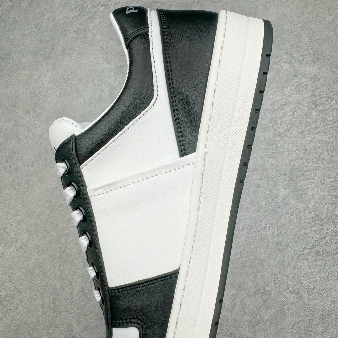 图片[7]-𝐏𝐑𝐀𝐃𝐀 普拉达春夏系列 专柜新款厚底松糕运动鞋系列外形是廓形设计 轮廓类似麦昆 厚底 鞋头饱满 宽版设计 底子是软弹那种 非常非常舒适 又觉得白色既运动 又可以休闲商务 日常便鞋最合适不过了 将艺术家Peterdepotter创作的标语纹样应用到鞋身设计加上了著名三角形徽标格外好看目普拉达 鞋面：布料进口防水降落伞 大底：TPU发泡大底 内里：进口羊皮内里 全新官方一致全套包装 尺码：35 36 37 38 39 40 41 42 43 44 45-选品中心