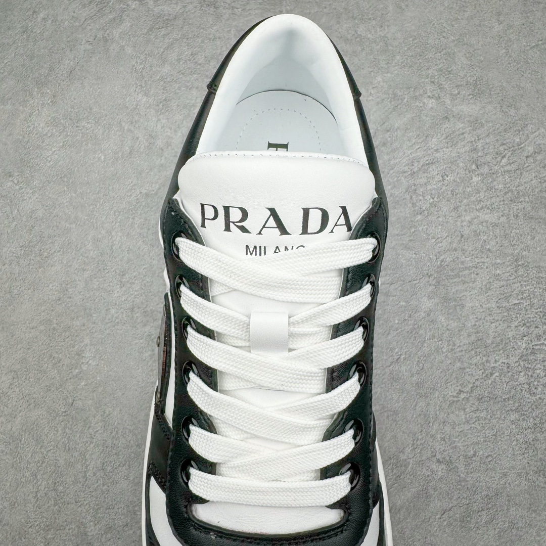 图片[5]-𝐏𝐑𝐀𝐃𝐀 普拉达春夏系列 专柜新款厚底松糕运动鞋系列外形是廓形设计 轮廓类似麦昆 厚底 鞋头饱满 宽版设计 底子是软弹那种 非常非常舒适 又觉得白色既运动 又可以休闲商务 日常便鞋最合适不过了 将艺术家Peterdepotter创作的标语纹样应用到鞋身设计加上了著名三角形徽标格外好看目普拉达 鞋面：布料进口防水降落伞 大底：TPU发泡大底 内里：进口羊皮内里 全新官方一致全套包装 尺码：35 36 37 38 39 40 41 42 43 44 45-选品中心