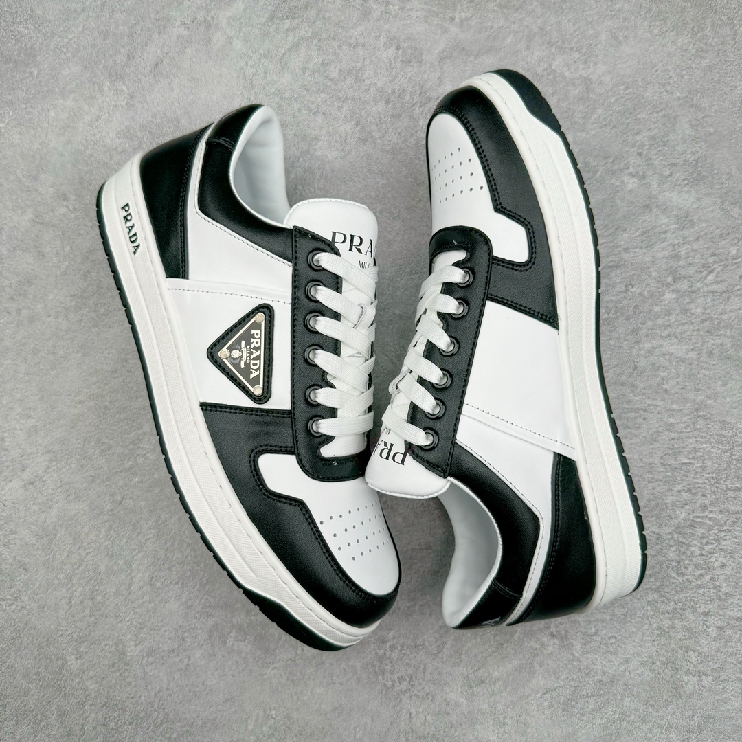 图片[3]-𝐏𝐑𝐀𝐃𝐀 普拉达春夏系列 专柜新款厚底松糕运动鞋系列外形是廓形设计 轮廓类似麦昆 厚底 鞋头饱满 宽版设计 底子是软弹那种 非常非常舒适 又觉得白色既运动 又可以休闲商务 日常便鞋最合适不过了 将艺术家Peterdepotter创作的标语纹样应用到鞋身设计加上了著名三角形徽标格外好看目普拉达 鞋面：布料进口防水降落伞 大底：TPU发泡大底 内里：进口羊皮内里 全新官方一致全套包装 尺码：35 36 37 38 39 40 41 42 43 44 45-选品中心