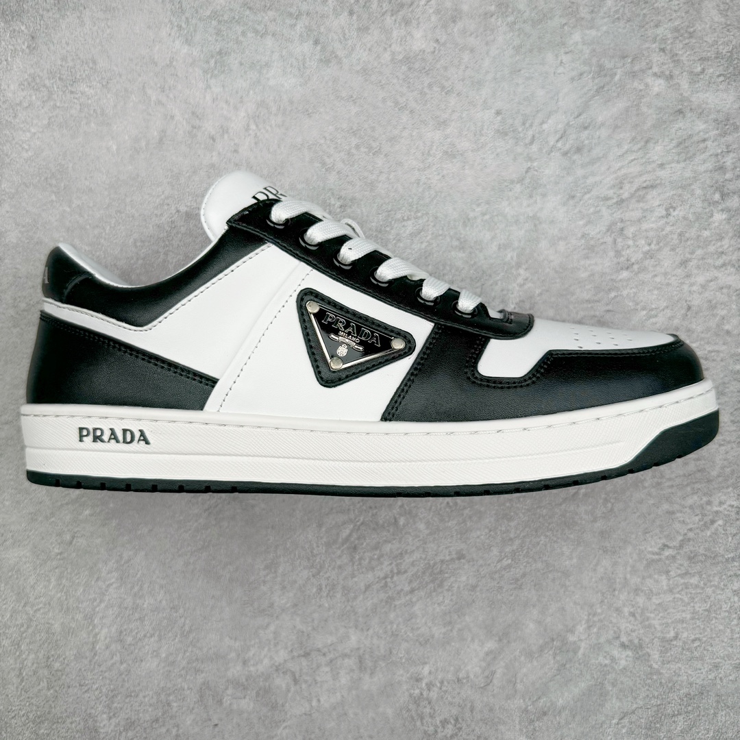 𝐏𝐑𝐀𝐃𝐀 普拉达春夏系列 专柜新款厚底松糕运动鞋系列外形是廓形设计 轮廓类似麦昆 厚底 鞋头饱满 宽版设计 底子是软弹那种 非常非常舒适 又觉得白色既运动 又可以休闲商务 日常便鞋最合适不过了 将艺术家Peterdepotter创作的标语纹样应用到鞋身设计加上了著名三角形徽标格外好看目普拉达 鞋面：布料进口防水降落伞 大底：TPU发泡大底 内里：进口羊皮内里 全新官方一致全套包装 尺码：35 36 37 38 39 40 41 42 43 44 45-选品中心