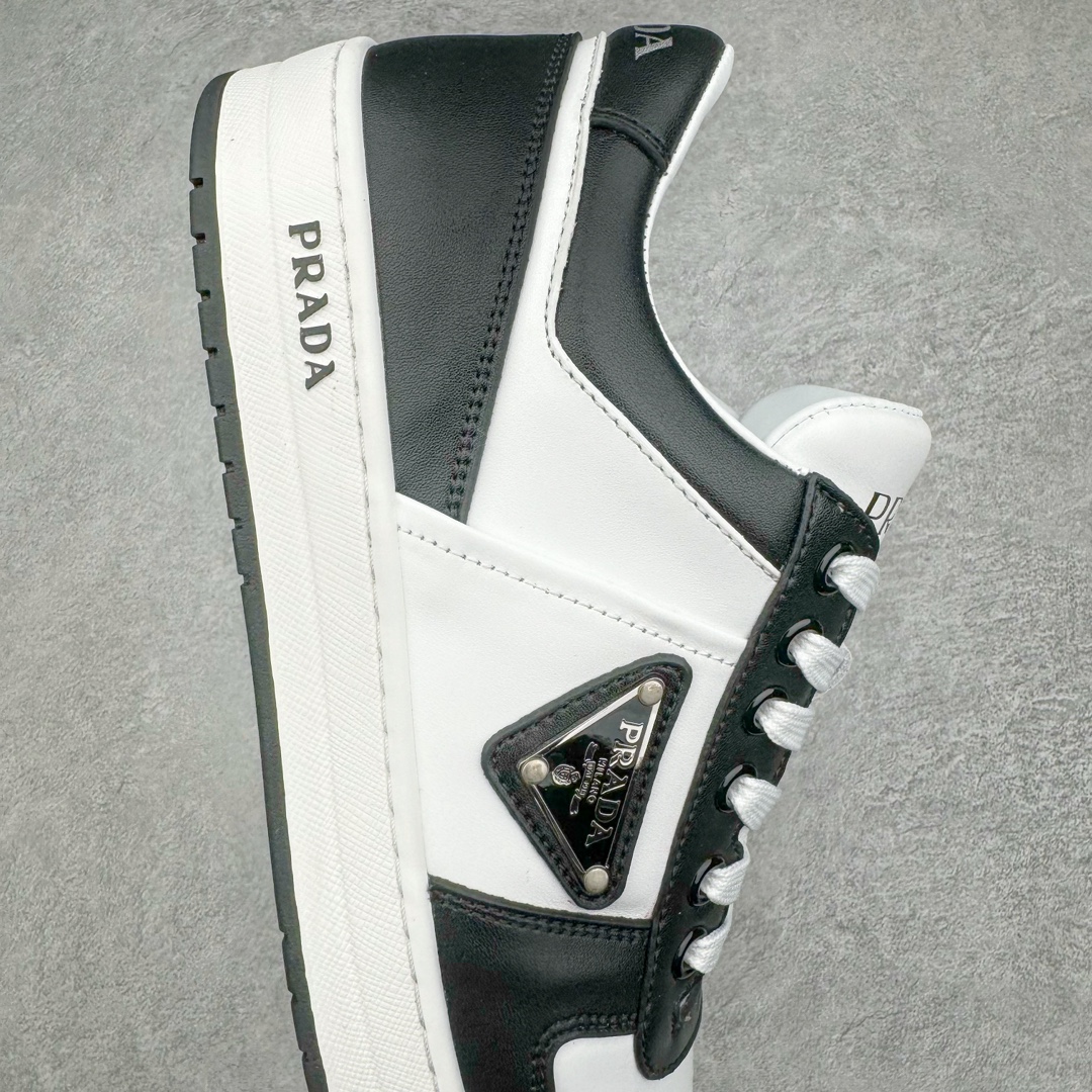 图片[6]-𝐏𝐑𝐀𝐃𝐀 普拉达春夏系列 专柜新款厚底松糕运动鞋系列外形是廓形设计 轮廓类似麦昆 厚底 鞋头饱满 宽版设计 底子是软弹那种 非常非常舒适 又觉得白色既运动 又可以休闲商务 日常便鞋最合适不过了 将艺术家Peterdepotter创作的标语纹样应用到鞋身设计加上了著名三角形徽标格外好看目普拉达 鞋面：布料进口防水降落伞 大底：TPU发泡大底 内里：进口羊皮内里 全新官方一致全套包装 尺码：35 36 37 38 39 40 41 42 43 44 45-选品中心