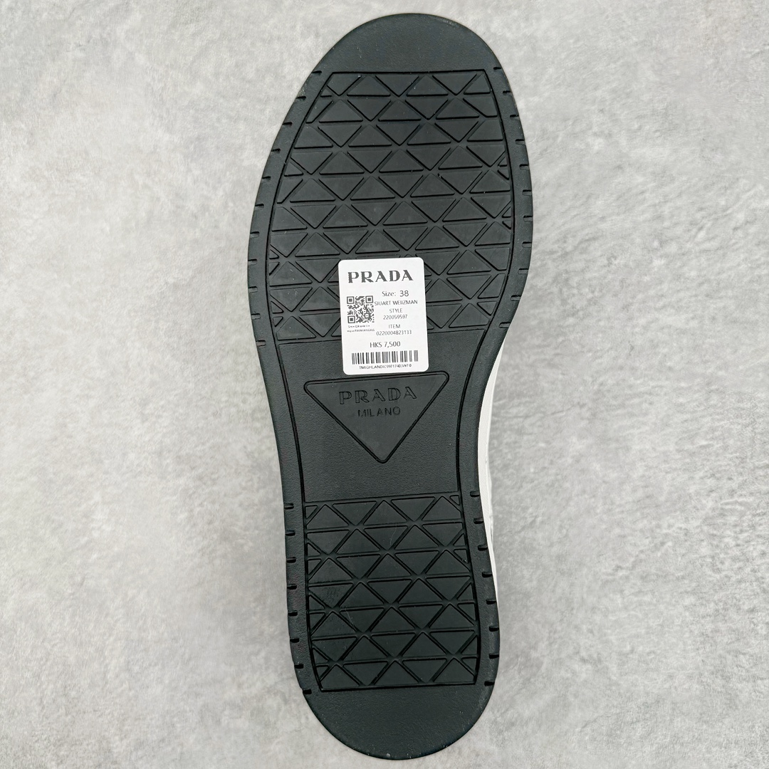 图片[9]-𝐏𝐑𝐀𝐃𝐀 普拉达春夏系列 专柜新款厚底松糕运动鞋系列外形是廓形设计 轮廓类似麦昆 厚底 鞋头饱满 宽版设计 底子是软弹那种 非常非常舒适 又觉得白色既运动 又可以休闲商务 日常便鞋最合适不过了 将艺术家Peterdepotter创作的标语纹样应用到鞋身设计加上了著名三角形徽标格外好看目普拉达 鞋面：布料进口防水降落伞 大底：TPU发泡大底 内里：进口羊皮内里 全新官方一致全套包装 尺码：35 36 37 38 39 40 41 42 43 44 45-选品中心