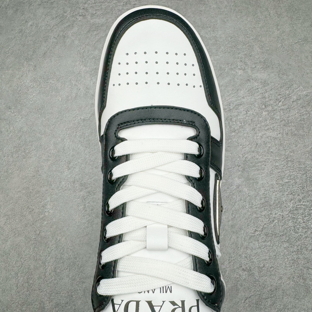 图片[4]-𝐏𝐑𝐀𝐃𝐀 普拉达春夏系列 专柜新款厚底松糕运动鞋系列外形是廓形设计 轮廓类似麦昆 厚底 鞋头饱满 宽版设计 底子是软弹那种 非常非常舒适 又觉得白色既运动 又可以休闲商务 日常便鞋最合适不过了 将艺术家Peterdepotter创作的标语纹样应用到鞋身设计加上了著名三角形徽标格外好看目普拉达 鞋面：布料进口防水降落伞 大底：TPU发泡大底 内里：进口羊皮内里 全新官方一致全套包装 尺码：35 36 37 38 39 40 41 42 43 44 45-选品中心