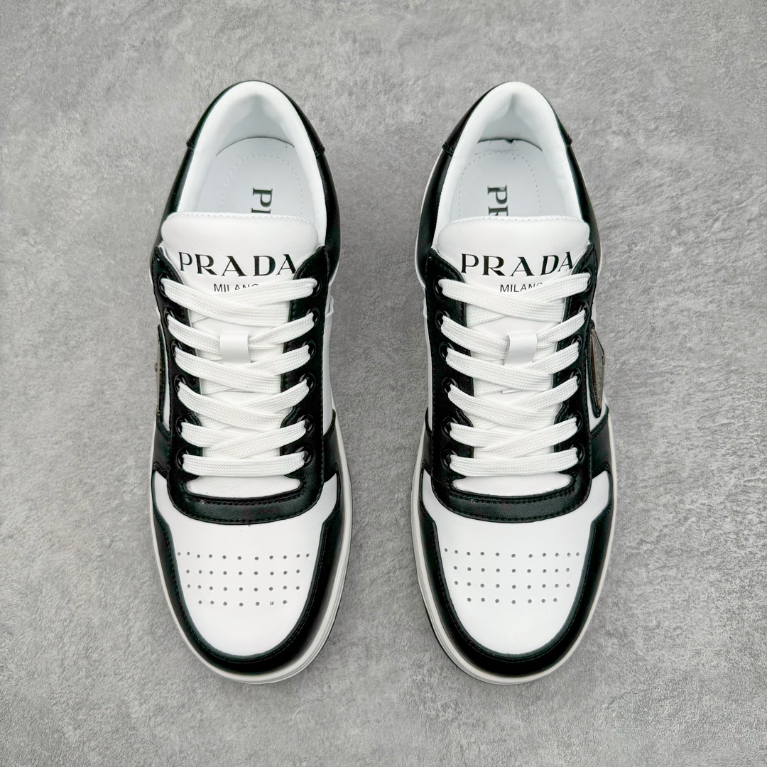 图片[2]-𝐏𝐑𝐀𝐃𝐀 普拉达春夏系列 专柜新款厚底松糕运动鞋系列外形是廓形设计 轮廓类似麦昆 厚底 鞋头饱满 宽版设计 底子是软弹那种 非常非常舒适 又觉得白色既运动 又可以休闲商务 日常便鞋最合适不过了 将艺术家Peterdepotter创作的标语纹样应用到鞋身设计加上了著名三角形徽标格外好看目普拉达 鞋面：布料进口防水降落伞 大底：TPU发泡大底 内里：进口羊皮内里 全新官方一致全套包装 尺码：35 36 37 38 39 40 41 42 43 44 45-选品中心