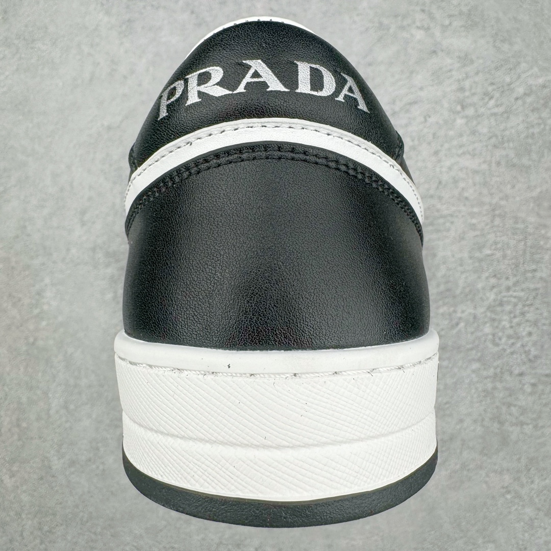 图片[8]-𝐏𝐑𝐀𝐃𝐀 普拉达春夏系列 专柜新款厚底松糕运动鞋系列外形是廓形设计 轮廓类似麦昆 厚底 鞋头饱满 宽版设计 底子是软弹那种 非常非常舒适 又觉得白色既运动 又可以休闲商务 日常便鞋最合适不过了 将艺术家Peterdepotter创作的标语纹样应用到鞋身设计加上了著名三角形徽标格外好看目普拉达 鞋面：布料进口防水降落伞 大底：TPU发泡大底 内里：进口羊皮内里 全新官方一致全套包装 尺码：35 36 37 38 39 40 41 42 43 44 45-选品中心