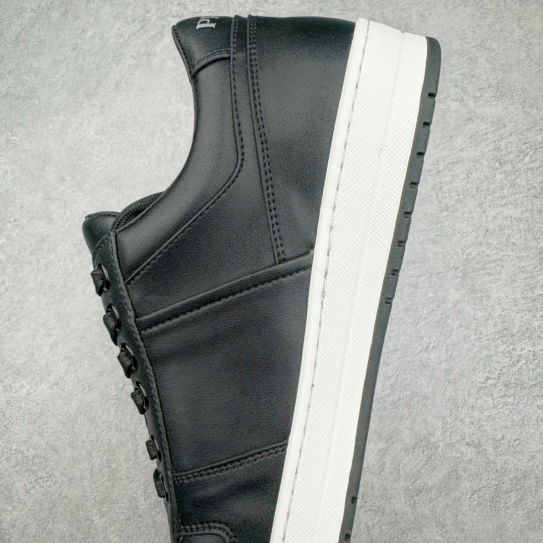 图片[7]-𝐏𝐑𝐀𝐃𝐀 普拉达春夏系列 专柜新款厚底松糕运动鞋系列外形是廓形设计 轮廓类似麦昆 厚底 鞋头饱满 宽版设计 底子是软弹那种 非常非常舒适 又觉得白色既运动 又可以休闲商务 日常便鞋最合适不过了 将艺术家Peterdepotter创作的标语纹样应用到鞋身设计加上了著名三角形徽标格外好看目普拉达 鞋面：布料进口防水降落伞 大底：TPU发泡大底 内里：进口羊皮内里 全新官方一致全套包装 尺码：35 36 37 38 39 40 41 42 43 44 45-选品中心