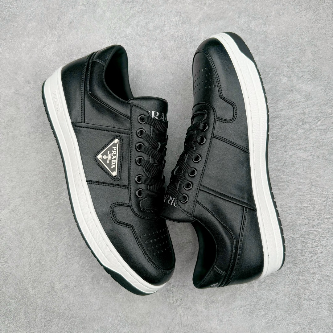 图片[3]-𝐏𝐑𝐀𝐃𝐀 普拉达春夏系列 专柜新款厚底松糕运动鞋系列外形是廓形设计 轮廓类似麦昆 厚底 鞋头饱满 宽版设计 底子是软弹那种 非常非常舒适 又觉得白色既运动 又可以休闲商务 日常便鞋最合适不过了 将艺术家Peterdepotter创作的标语纹样应用到鞋身设计加上了著名三角形徽标格外好看目普拉达 鞋面：布料进口防水降落伞 大底：TPU发泡大底 内里：进口羊皮内里 全新官方一致全套包装 尺码：35 36 37 38 39 40 41 42 43 44 45-选品中心