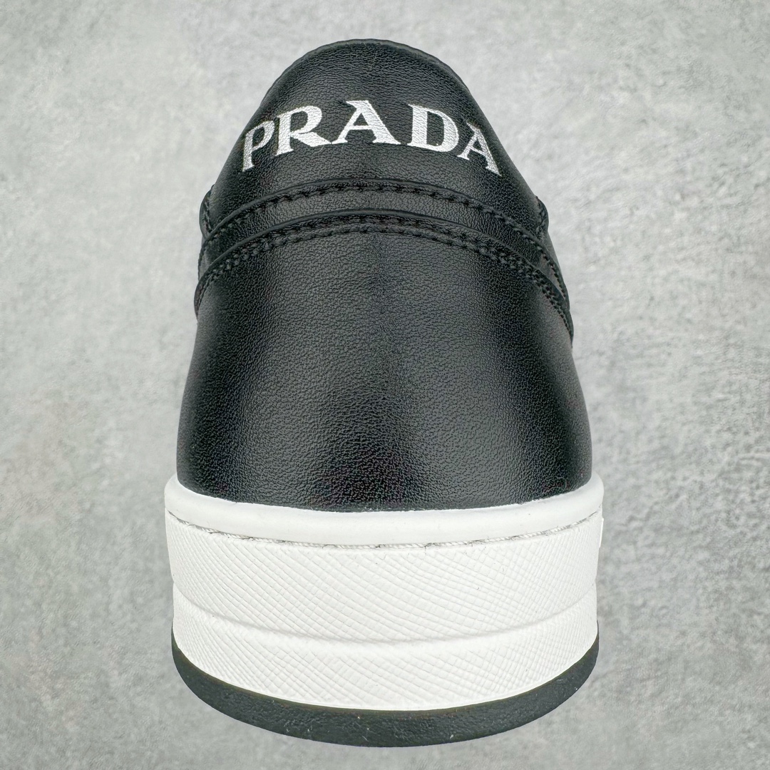 图片[8]-𝐏𝐑𝐀𝐃𝐀 普拉达春夏系列 专柜新款厚底松糕运动鞋系列外形是廓形设计 轮廓类似麦昆 厚底 鞋头饱满 宽版设计 底子是软弹那种 非常非常舒适 又觉得白色既运动 又可以休闲商务 日常便鞋最合适不过了 将艺术家Peterdepotter创作的标语纹样应用到鞋身设计加上了著名三角形徽标格外好看目普拉达 鞋面：布料进口防水降落伞 大底：TPU发泡大底 内里：进口羊皮内里 全新官方一致全套包装 尺码：35 36 37 38 39 40 41 42 43 44 45-选品中心