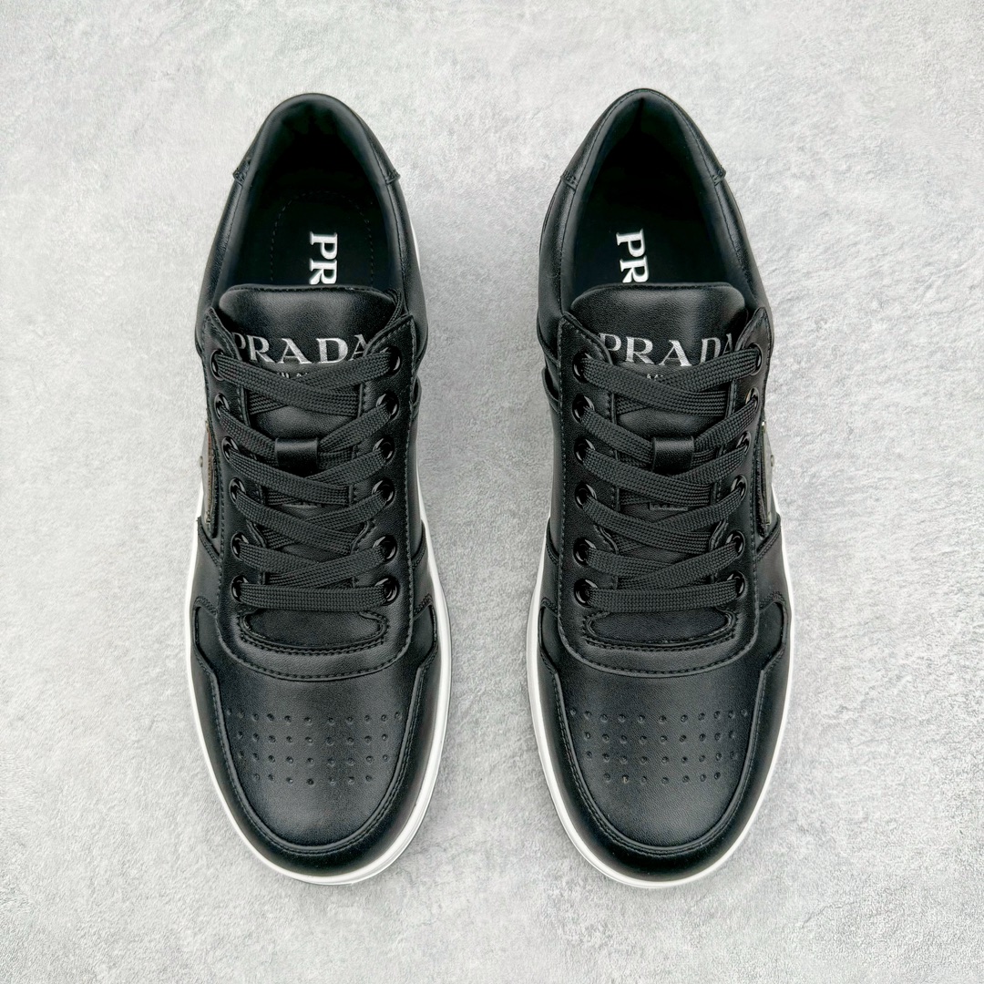 图片[2]-𝐏𝐑𝐀𝐃𝐀 普拉达春夏系列 专柜新款厚底松糕运动鞋系列外形是廓形设计 轮廓类似麦昆 厚底 鞋头饱满 宽版设计 底子是软弹那种 非常非常舒适 又觉得白色既运动 又可以休闲商务 日常便鞋最合适不过了 将艺术家Peterdepotter创作的标语纹样应用到鞋身设计加上了著名三角形徽标格外好看目普拉达 鞋面：布料进口防水降落伞 大底：TPU发泡大底 内里：进口羊皮内里 全新官方一致全套包装 尺码：35 36 37 38 39 40 41 42 43 44 45-选品中心