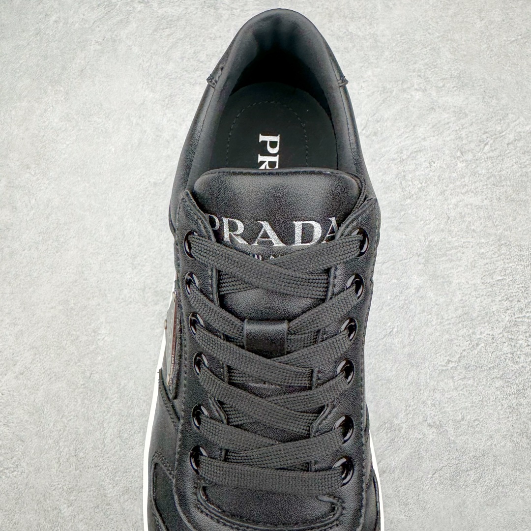 图片[5]-𝐏𝐑𝐀𝐃𝐀 普拉达春夏系列 专柜新款厚底松糕运动鞋系列外形是廓形设计 轮廓类似麦昆 厚底 鞋头饱满 宽版设计 底子是软弹那种 非常非常舒适 又觉得白色既运动 又可以休闲商务 日常便鞋最合适不过了 将艺术家Peterdepotter创作的标语纹样应用到鞋身设计加上了著名三角形徽标格外好看目普拉达 鞋面：布料进口防水降落伞 大底：TPU发泡大底 内里：进口羊皮内里 全新官方一致全套包装 尺码：35 36 37 38 39 40 41 42 43 44 45-选品中心