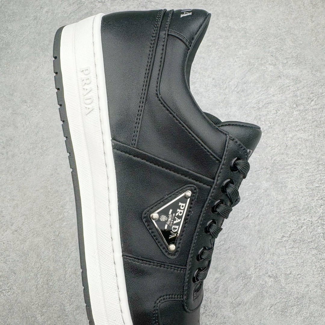 图片[6]-𝐏𝐑𝐀𝐃𝐀 普拉达春夏系列 专柜新款厚底松糕运动鞋系列外形是廓形设计 轮廓类似麦昆 厚底 鞋头饱满 宽版设计 底子是软弹那种 非常非常舒适 又觉得白色既运动 又可以休闲商务 日常便鞋最合适不过了 将艺术家Peterdepotter创作的标语纹样应用到鞋身设计加上了著名三角形徽标格外好看目普拉达 鞋面：布料进口防水降落伞 大底：TPU发泡大底 内里：进口羊皮内里 全新官方一致全套包装 尺码：35 36 37 38 39 40 41 42 43 44 45-选品中心