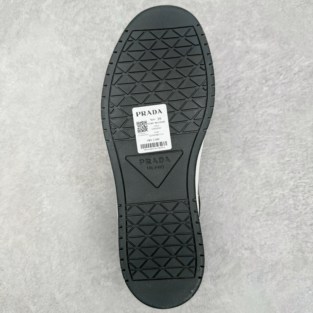 图片[9]-𝐏𝐑𝐀𝐃𝐀 普拉达春夏系列 专柜新款厚底松糕运动鞋系列外形是廓形设计 轮廓类似麦昆 厚底 鞋头饱满 宽版设计 底子是软弹那种 非常非常舒适 又觉得白色既运动 又可以休闲商务 日常便鞋最合适不过了 将艺术家Peterdepotter创作的标语纹样应用到鞋身设计加上了著名三角形徽标格外好看目普拉达 鞋面：布料进口防水降落伞 大底：TPU发泡大底 内里：进口羊皮内里 全新官方一致全套包装 尺码：35 36 37 38 39 40 41 42 43 44 45-选品中心