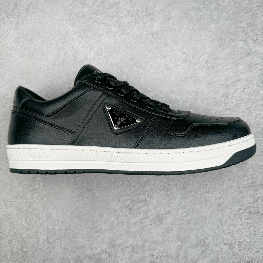 𝐏𝐑𝐀𝐃𝐀 普拉达春夏系列 专柜新款厚底松糕运动鞋系列外形是廓形设计 轮廓类似麦昆 厚底 鞋头饱满 宽版设计 底子是软弹那种 非常非常舒适 又觉得白色既运动 又可以休闲商务 日常便鞋最合适不过了 将艺术家Peterdepotter创作的标语纹样应用到鞋身设计加上了著名三角形徽标格外好看目普拉达 鞋面：布料进口防水降落伞 大底：TPU发泡大底 内里：进口羊皮内里 全新官方一致全套包装 尺码：35 36 37 38 39 40 41 42 43 44 45-选品中心