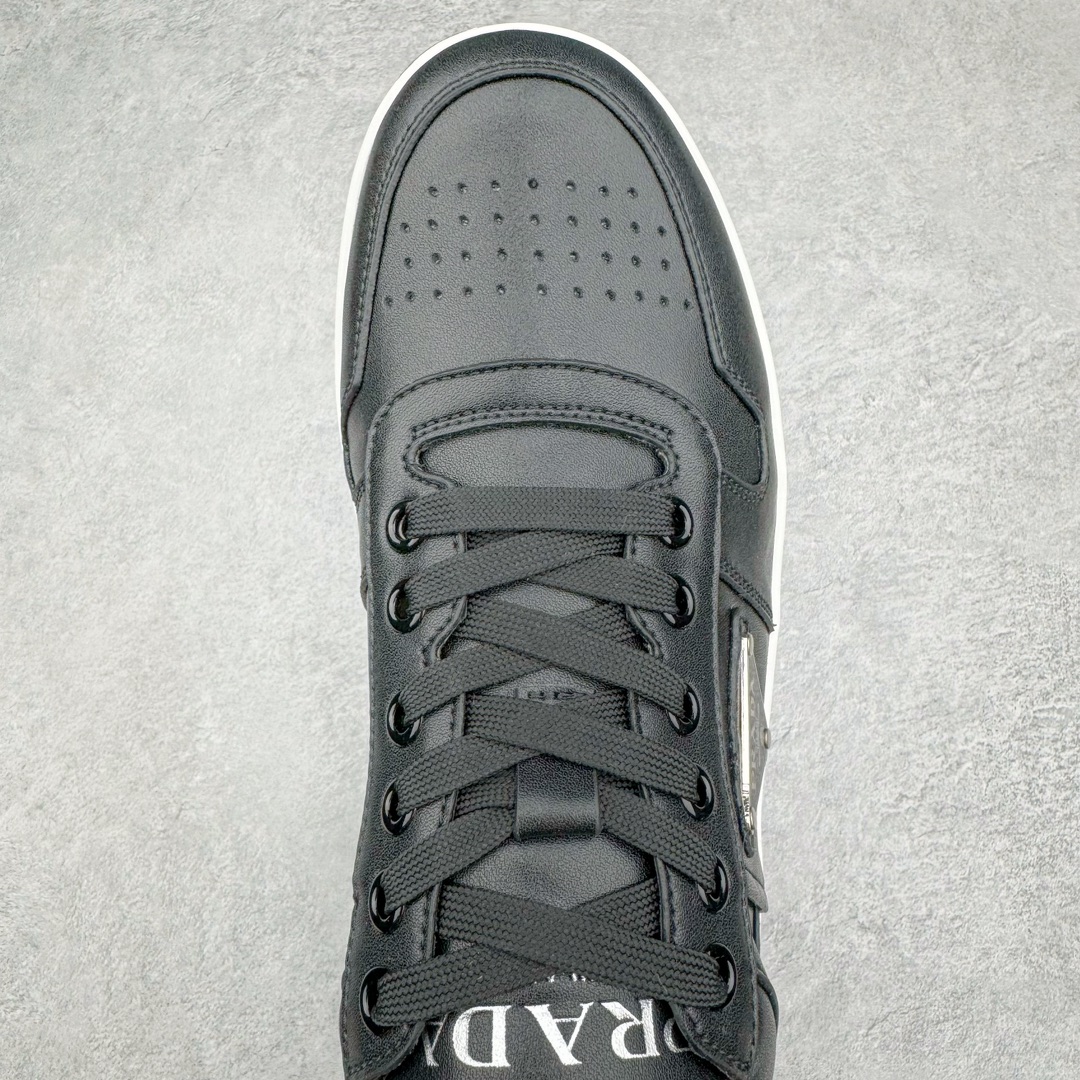 图片[4]-𝐏𝐑𝐀𝐃𝐀 普拉达春夏系列 专柜新款厚底松糕运动鞋系列外形是廓形设计 轮廓类似麦昆 厚底 鞋头饱满 宽版设计 底子是软弹那种 非常非常舒适 又觉得白色既运动 又可以休闲商务 日常便鞋最合适不过了 将艺术家Peterdepotter创作的标语纹样应用到鞋身设计加上了著名三角形徽标格外好看目普拉达 鞋面：布料进口防水降落伞 大底：TPU发泡大底 内里：进口羊皮内里 全新官方一致全套包装 尺码：35 36 37 38 39 40 41 42 43 44 45-选品中心