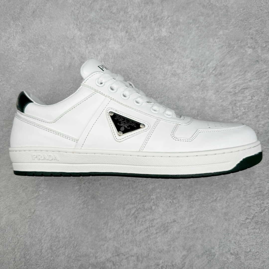 𝐏𝐑𝐀𝐃𝐀 普拉达春夏系列 专柜新款厚底松糕运动鞋系列外形是廓形设计 轮廓类似麦昆 厚底 鞋头饱满 宽版设计 底子是软弹那种 非常非常舒适 又觉得白色既运动 又可以休闲商务 日常便鞋最合适不过了 将艺术家Peterdepotter创作的标语纹样应用到鞋身设计加上了著名三角形徽标格外好看目普拉达 鞋面：布料进口防水降落伞 大底：TPU发泡大底 内里：进口羊皮内里 全新官方一致全套包装 尺码：35 36 37 38 39 40 41 42 43 44 45-选品中心