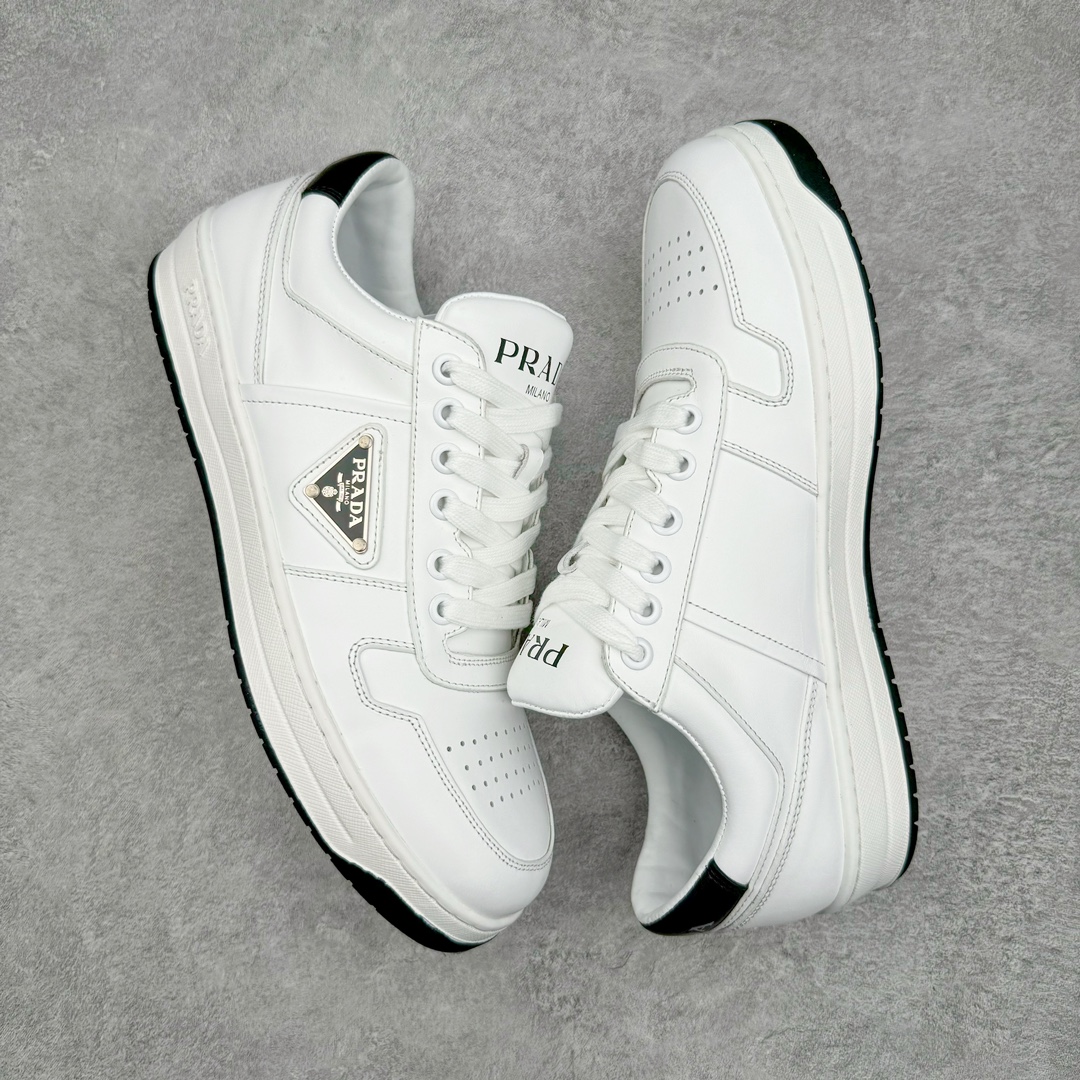 图片[3]-𝐏𝐑𝐀𝐃𝐀 普拉达春夏系列 专柜新款厚底松糕运动鞋系列外形是廓形设计 轮廓类似麦昆 厚底 鞋头饱满 宽版设计 底子是软弹那种 非常非常舒适 又觉得白色既运动 又可以休闲商务 日常便鞋最合适不过了 将艺术家Peterdepotter创作的标语纹样应用到鞋身设计加上了著名三角形徽标格外好看目普拉达 鞋面：布料进口防水降落伞 大底：TPU发泡大底 内里：进口羊皮内里 全新官方一致全套包装 尺码：35 36 37 38 39 40 41 42 43 44 45-选品中心
