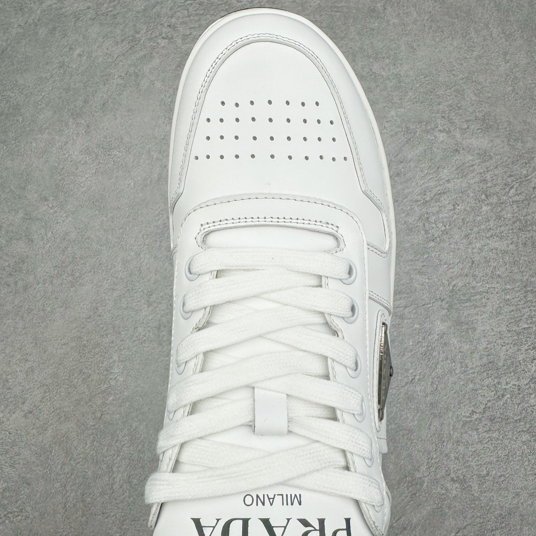 图片[4]-𝐏𝐑𝐀𝐃𝐀 普拉达春夏系列 专柜新款厚底松糕运动鞋系列外形是廓形设计 轮廓类似麦昆 厚底 鞋头饱满 宽版设计 底子是软弹那种 非常非常舒适 又觉得白色既运动 又可以休闲商务 日常便鞋最合适不过了 将艺术家Peterdepotter创作的标语纹样应用到鞋身设计加上了著名三角形徽标格外好看目普拉达 鞋面：布料进口防水降落伞 大底：TPU发泡大底 内里：进口羊皮内里 全新官方一致全套包装 尺码：35 36 37 38 39 40 41 42 43 44 45-选品中心