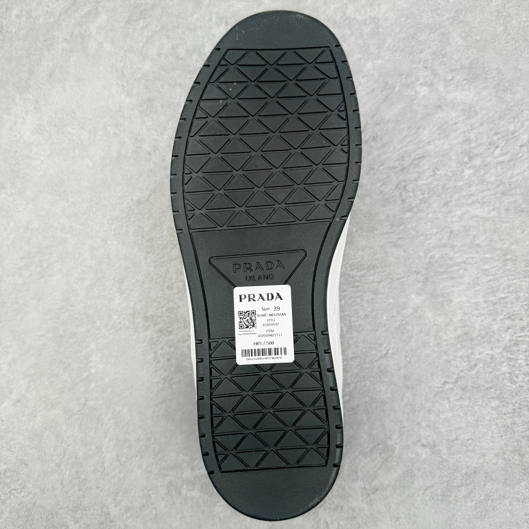 图片[9]-𝐏𝐑𝐀𝐃𝐀 普拉达春夏系列 专柜新款厚底松糕运动鞋系列外形是廓形设计 轮廓类似麦昆 厚底 鞋头饱满 宽版设计 底子是软弹那种 非常非常舒适 又觉得白色既运动 又可以休闲商务 日常便鞋最合适不过了 将艺术家Peterdepotter创作的标语纹样应用到鞋身设计加上了著名三角形徽标格外好看目普拉达 鞋面：布料进口防水降落伞 大底：TPU发泡大底 内里：进口羊皮内里 全新官方一致全套包装 尺码：35 36 37 38 39 40 41 42 43 44 45-选品中心