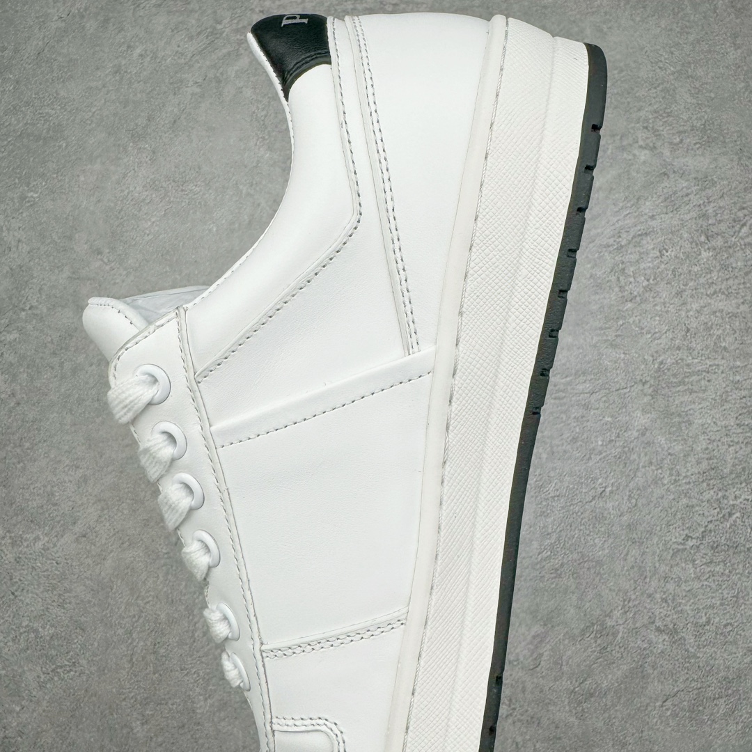 图片[7]-𝐏𝐑𝐀𝐃𝐀 普拉达春夏系列 专柜新款厚底松糕运动鞋系列外形是廓形设计 轮廓类似麦昆 厚底 鞋头饱满 宽版设计 底子是软弹那种 非常非常舒适 又觉得白色既运动 又可以休闲商务 日常便鞋最合适不过了 将艺术家Peterdepotter创作的标语纹样应用到鞋身设计加上了著名三角形徽标格外好看目普拉达 鞋面：布料进口防水降落伞 大底：TPU发泡大底 内里：进口羊皮内里 全新官方一致全套包装 尺码：35 36 37 38 39 40 41 42 43 44 45-选品中心