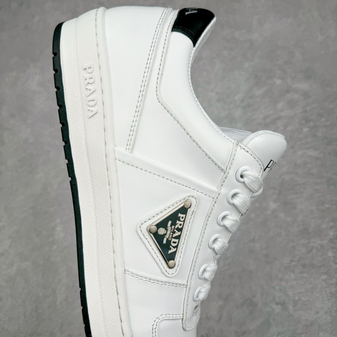 图片[6]-𝐏𝐑𝐀𝐃𝐀 普拉达春夏系列 专柜新款厚底松糕运动鞋系列外形是廓形设计 轮廓类似麦昆 厚底 鞋头饱满 宽版设计 底子是软弹那种 非常非常舒适 又觉得白色既运动 又可以休闲商务 日常便鞋最合适不过了 将艺术家Peterdepotter创作的标语纹样应用到鞋身设计加上了著名三角形徽标格外好看目普拉达 鞋面：布料进口防水降落伞 大底：TPU发泡大底 内里：进口羊皮内里 全新官方一致全套包装 尺码：35 36 37 38 39 40 41 42 43 44 45-选品中心