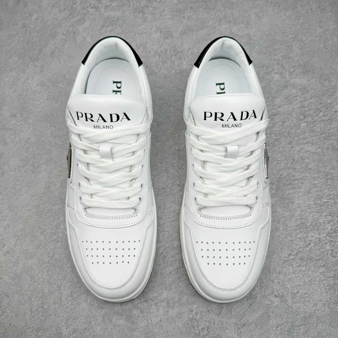 图片[2]-𝐏𝐑𝐀𝐃𝐀 普拉达春夏系列 专柜新款厚底松糕运动鞋系列外形是廓形设计 轮廓类似麦昆 厚底 鞋头饱满 宽版设计 底子是软弹那种 非常非常舒适 又觉得白色既运动 又可以休闲商务 日常便鞋最合适不过了 将艺术家Peterdepotter创作的标语纹样应用到鞋身设计加上了著名三角形徽标格外好看目普拉达 鞋面：布料进口防水降落伞 大底：TPU发泡大底 内里：进口羊皮内里 全新官方一致全套包装 尺码：35 36 37 38 39 40 41 42 43 44 45-选品中心