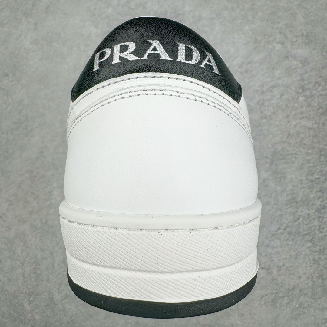 图片[8]-𝐏𝐑𝐀𝐃𝐀 普拉达春夏系列 专柜新款厚底松糕运动鞋系列外形是廓形设计 轮廓类似麦昆 厚底 鞋头饱满 宽版设计 底子是软弹那种 非常非常舒适 又觉得白色既运动 又可以休闲商务 日常便鞋最合适不过了 将艺术家Peterdepotter创作的标语纹样应用到鞋身设计加上了著名三角形徽标格外好看目普拉达 鞋面：布料进口防水降落伞 大底：TPU发泡大底 内里：进口羊皮内里 全新官方一致全套包装 尺码：35 36 37 38 39 40 41 42 43 44 45-选品中心